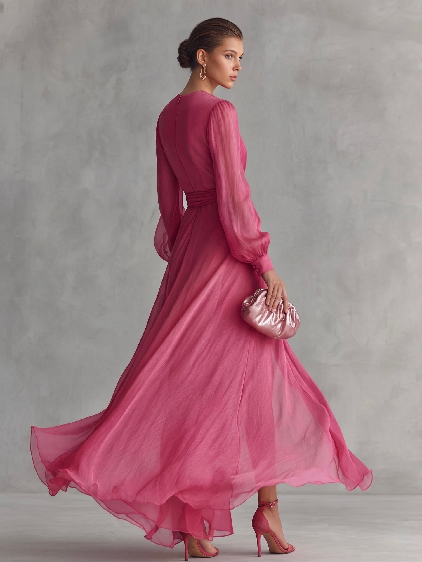 Elegante vestido largo de mujer en gasa rosa perla con escote en V y cinturón en la cintura.