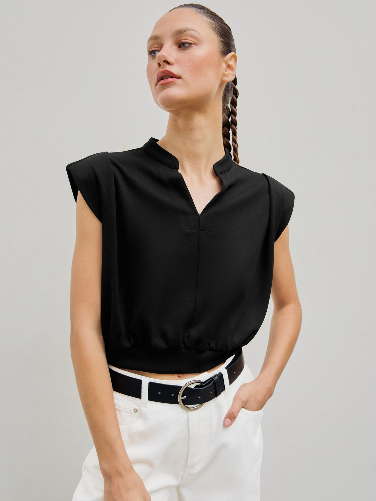 Top corto plisado de cuello en V
