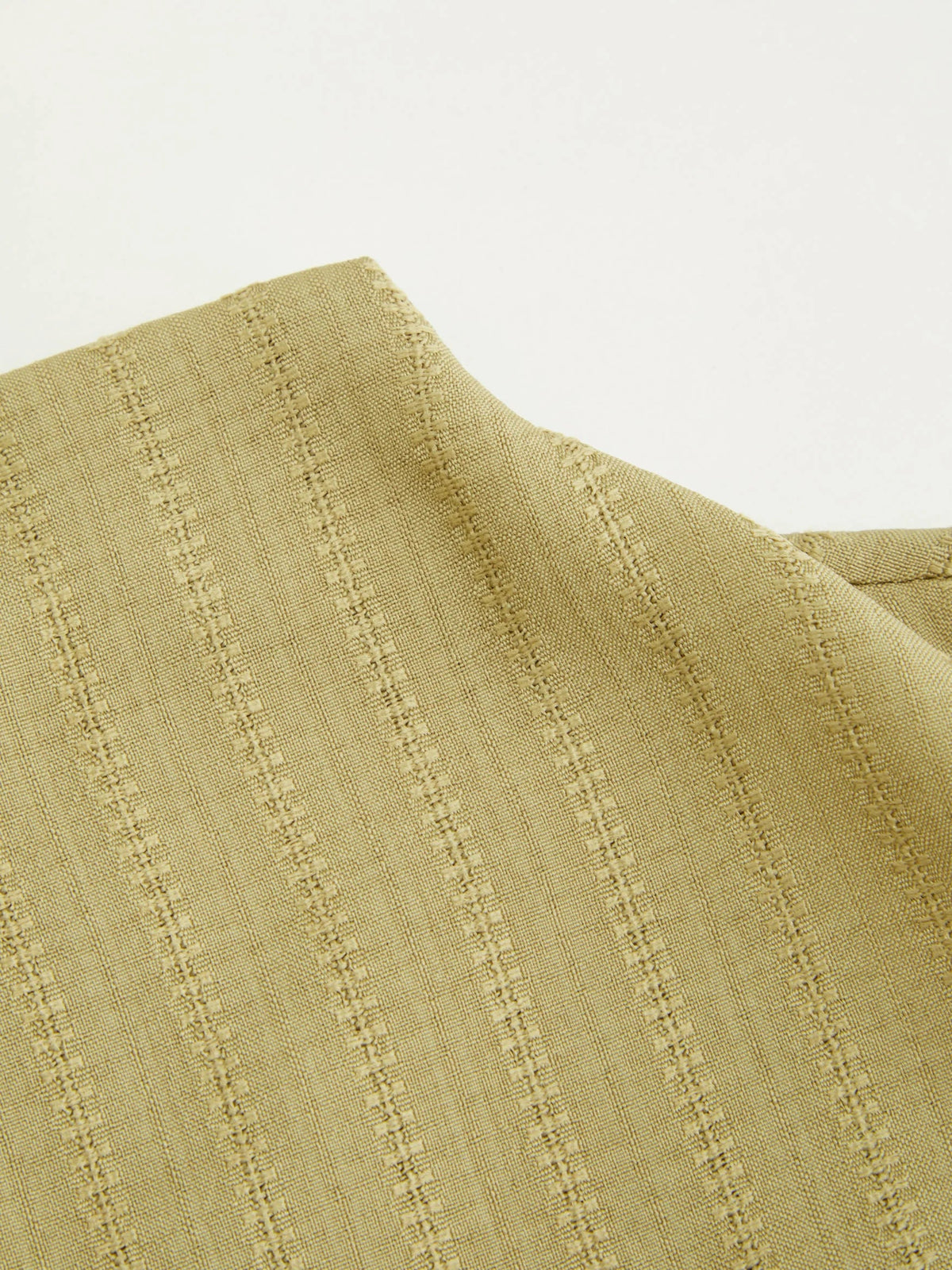 Top de tirantes con cuello alto, textura fruncida y nudo