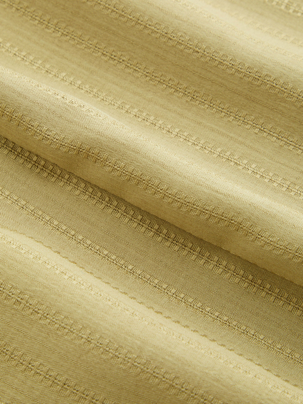 Top de tirantes con cuello alto, textura fruncida y nudo