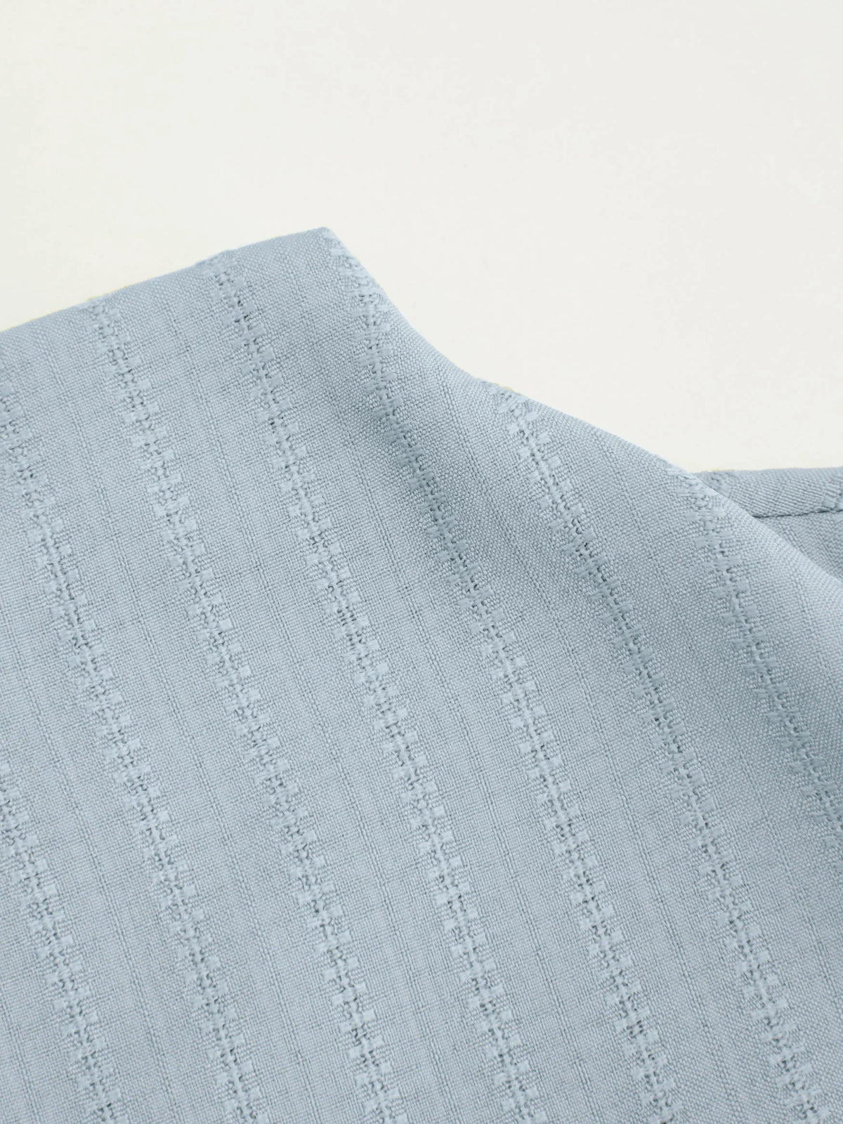 Top de tirantes con cuello alto, textura fruncida y nudo