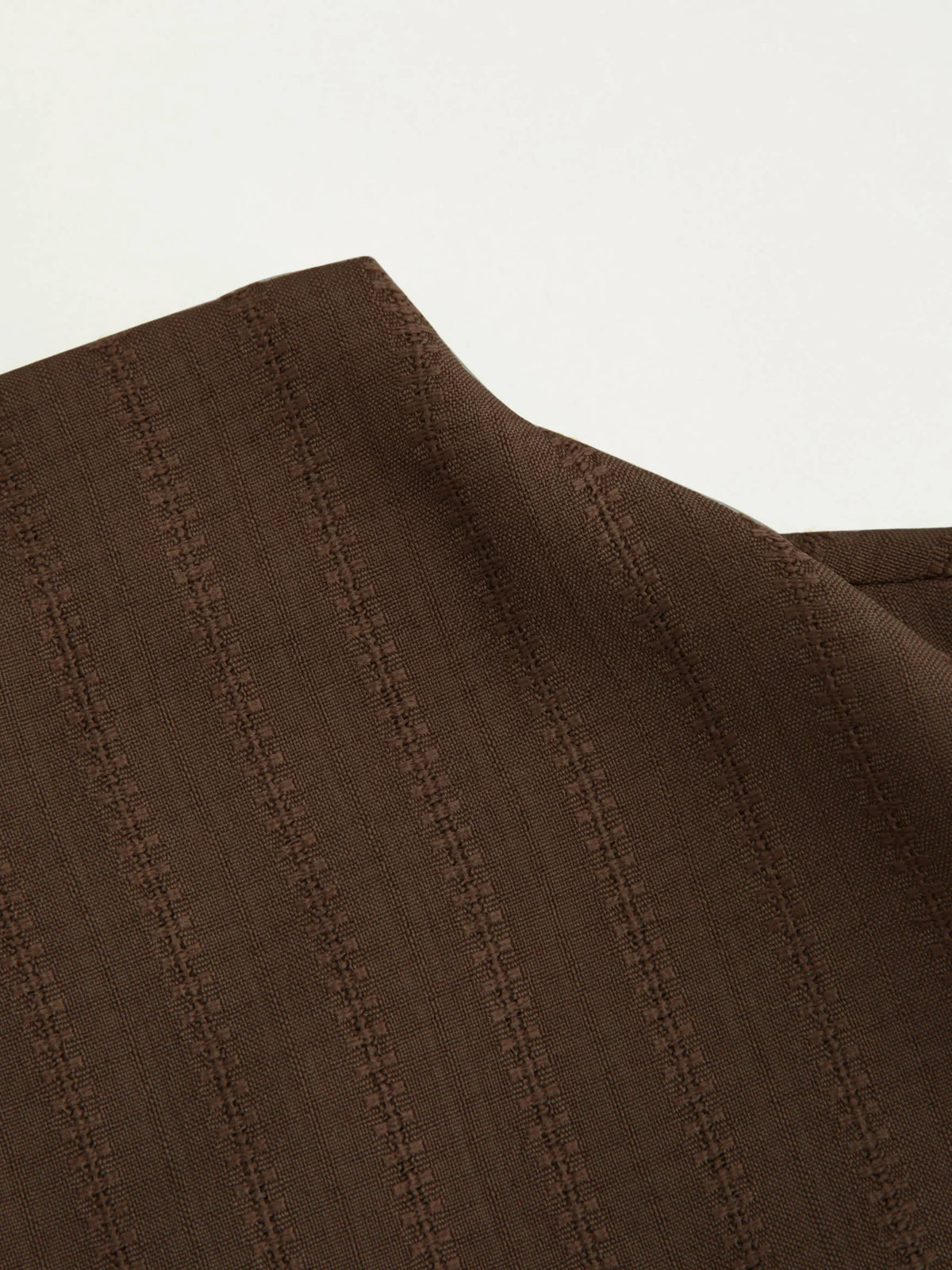 Top de tirantes con cuello alto, textura fruncida y nudo