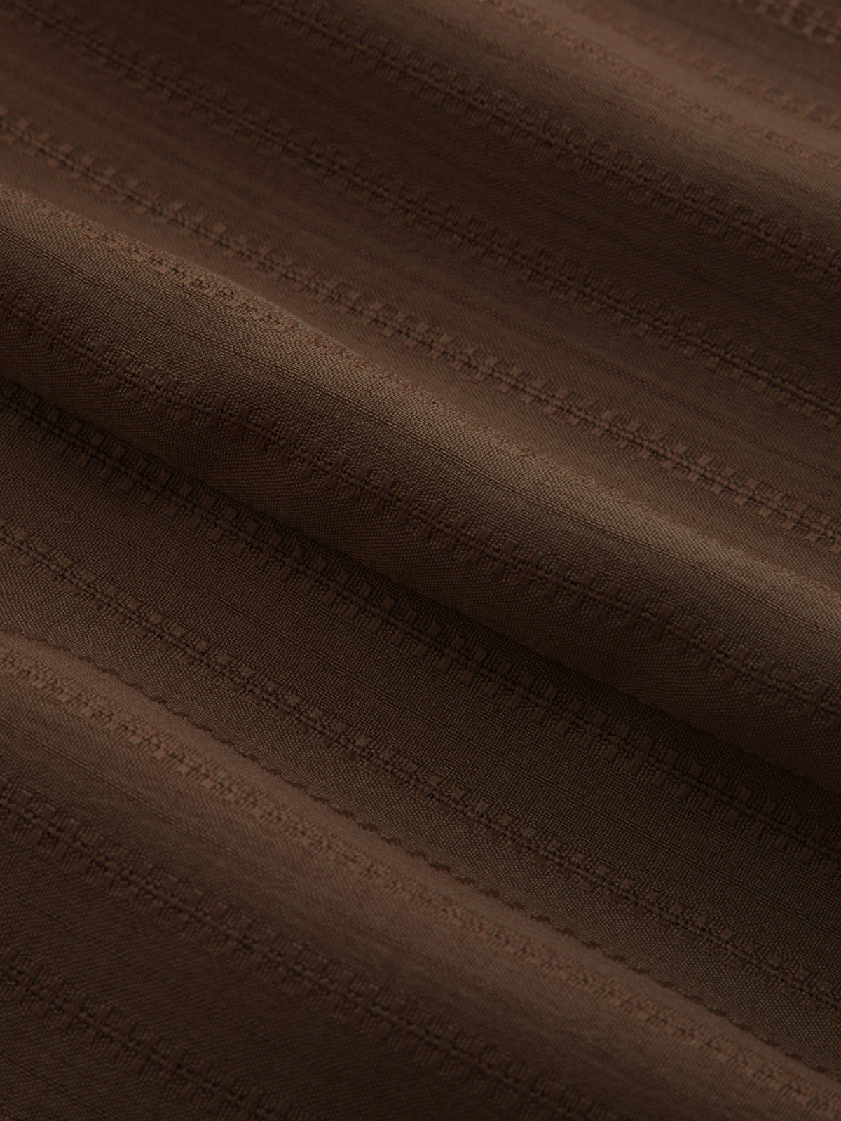 Top de tirantes con cuello alto, textura fruncida y nudo