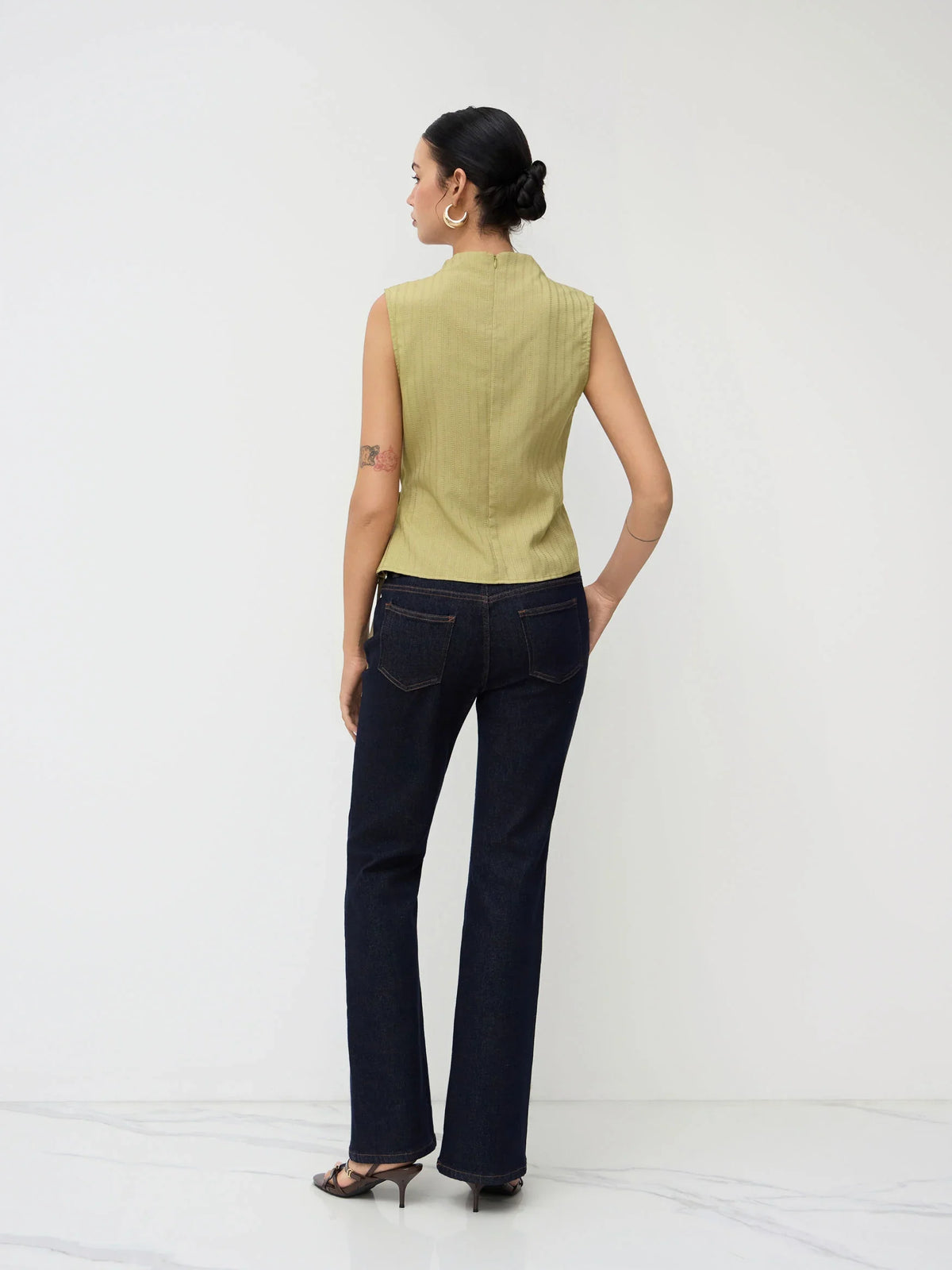 Top de tirantes con cuello alto, textura fruncida y nudo