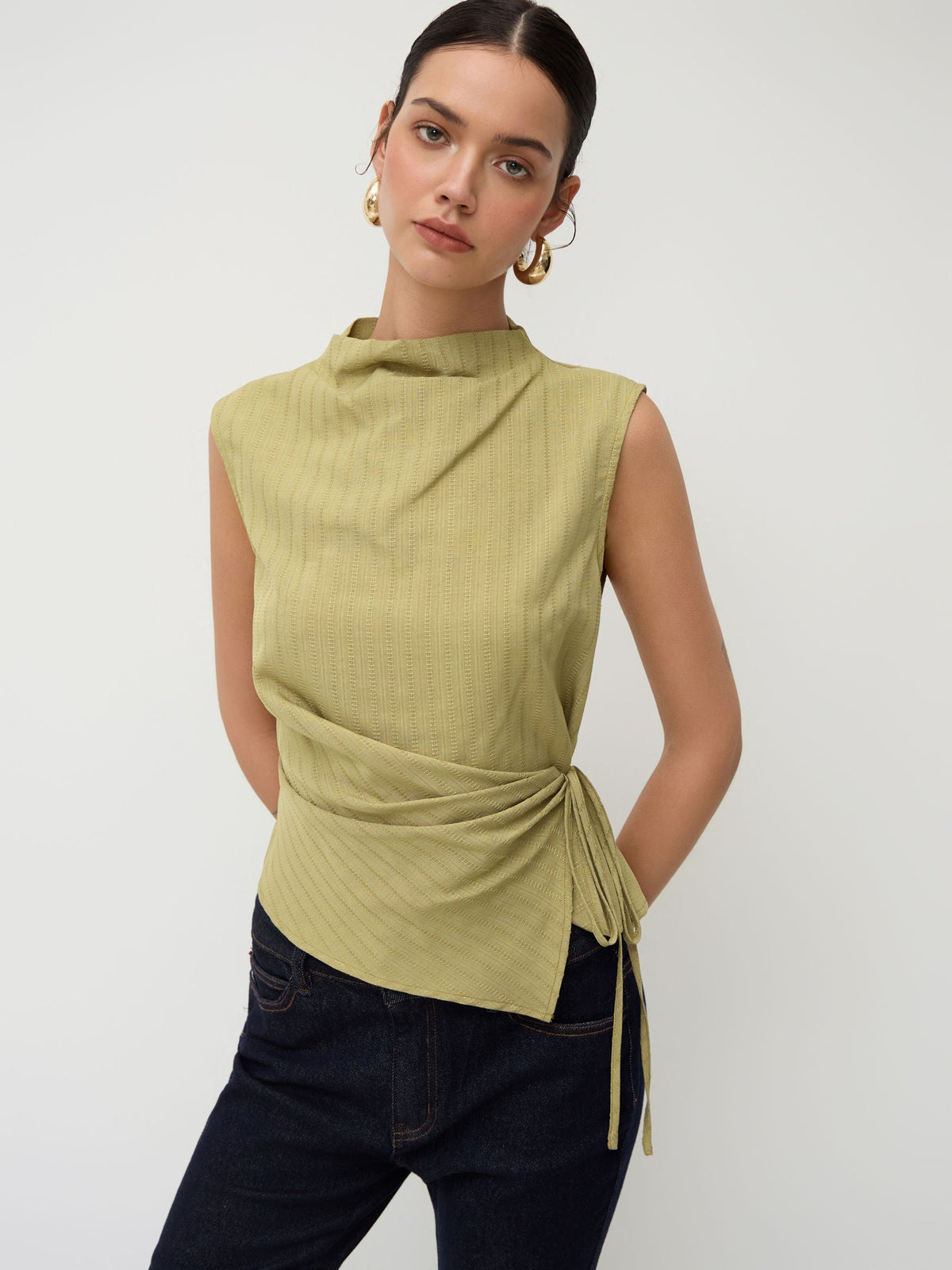 Top de tirantes con cuello alto, textura fruncida y nudo