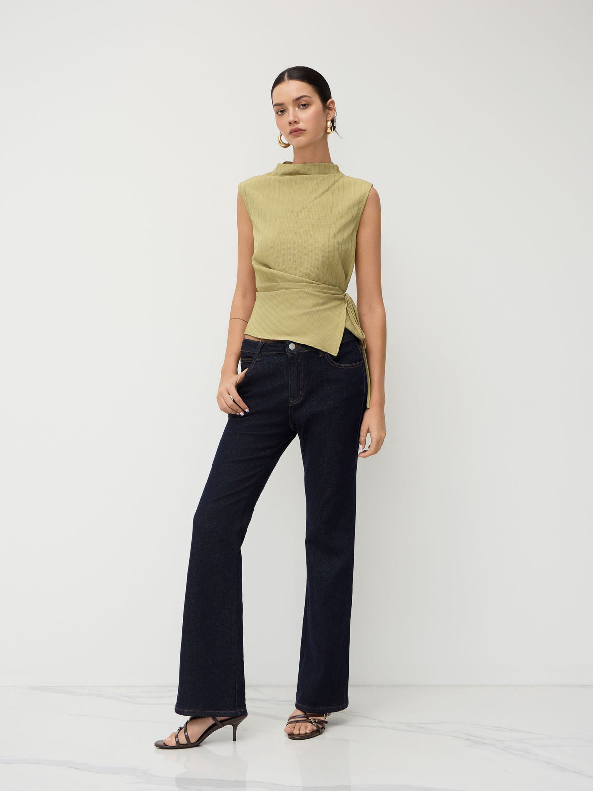 Top de tirantes con cuello alto, textura fruncida y nudo
