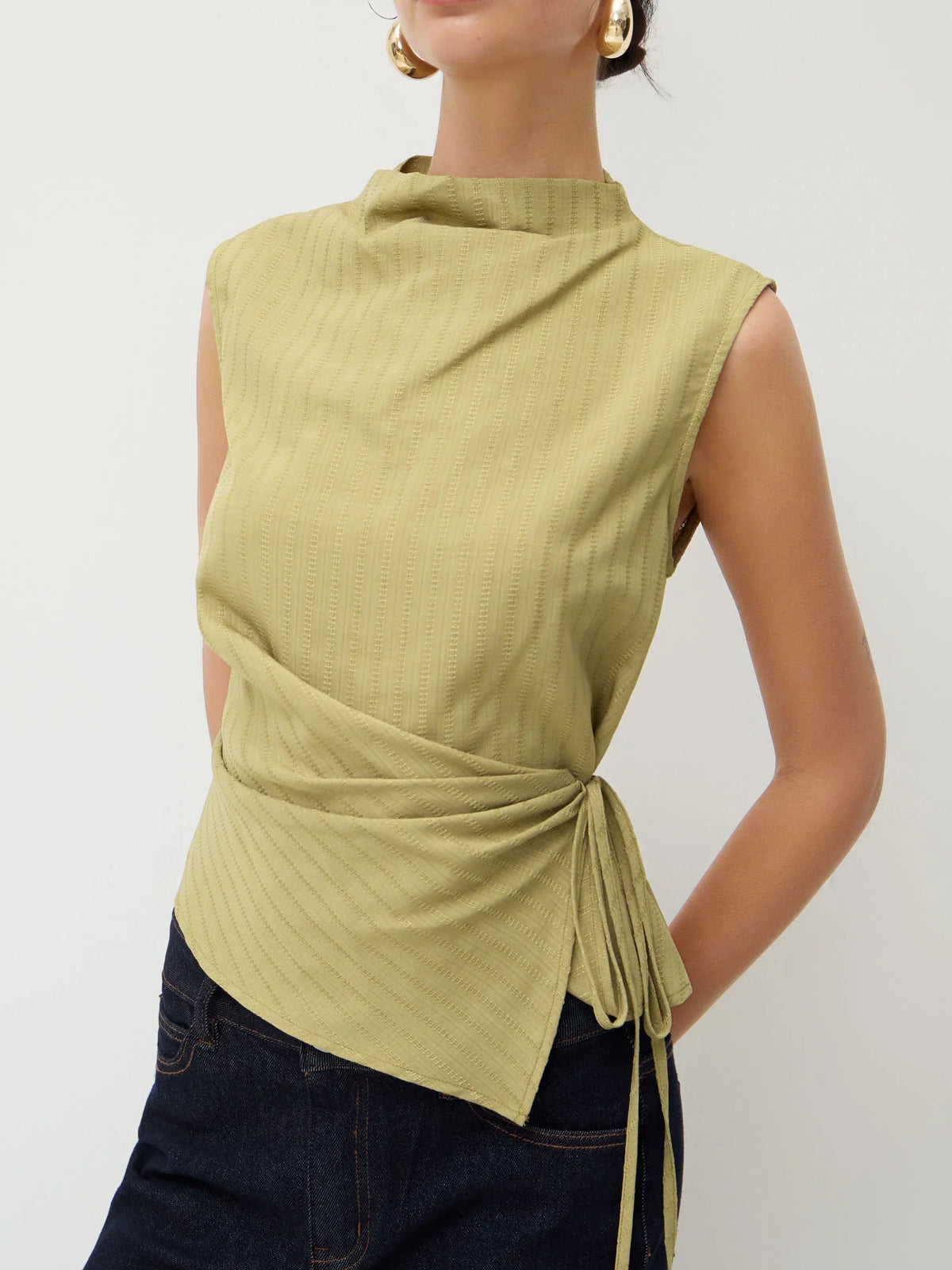 Top de tirantes con cuello alto, textura fruncida y nudo