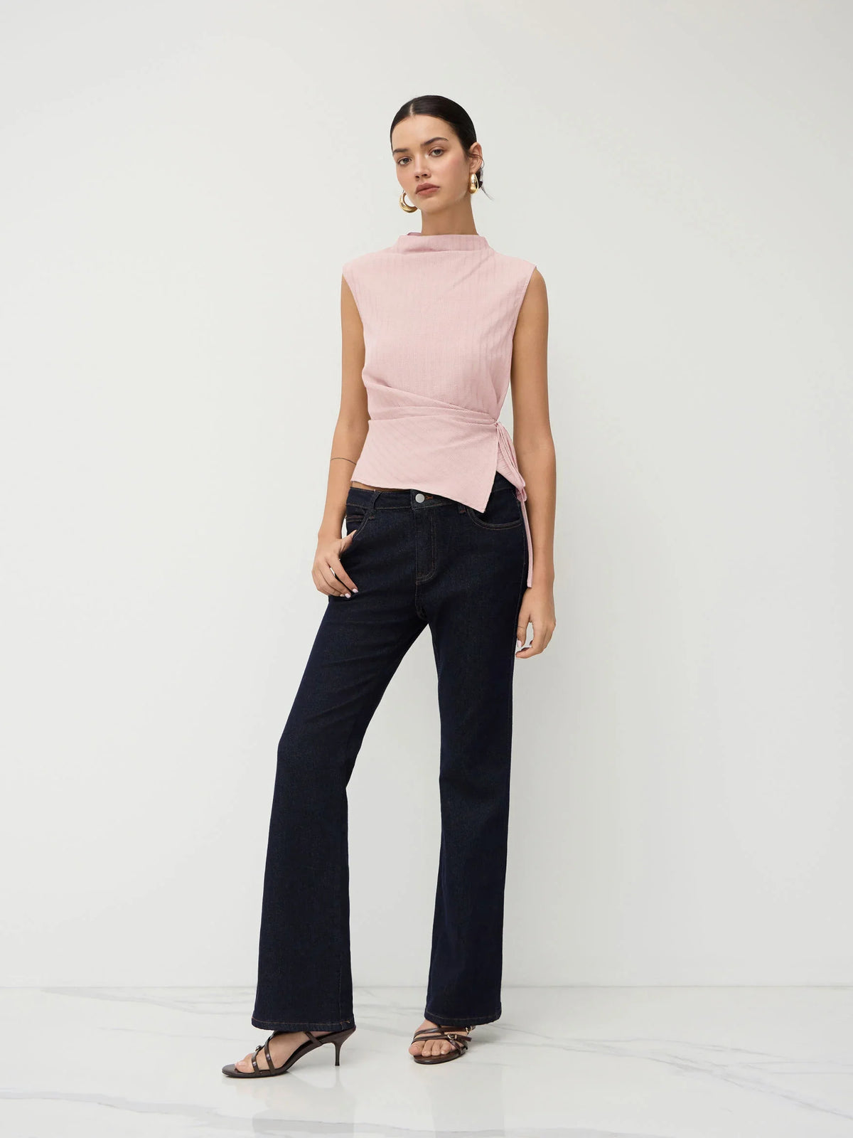 Top de tirantes con cuello alto, textura fruncida y nudo