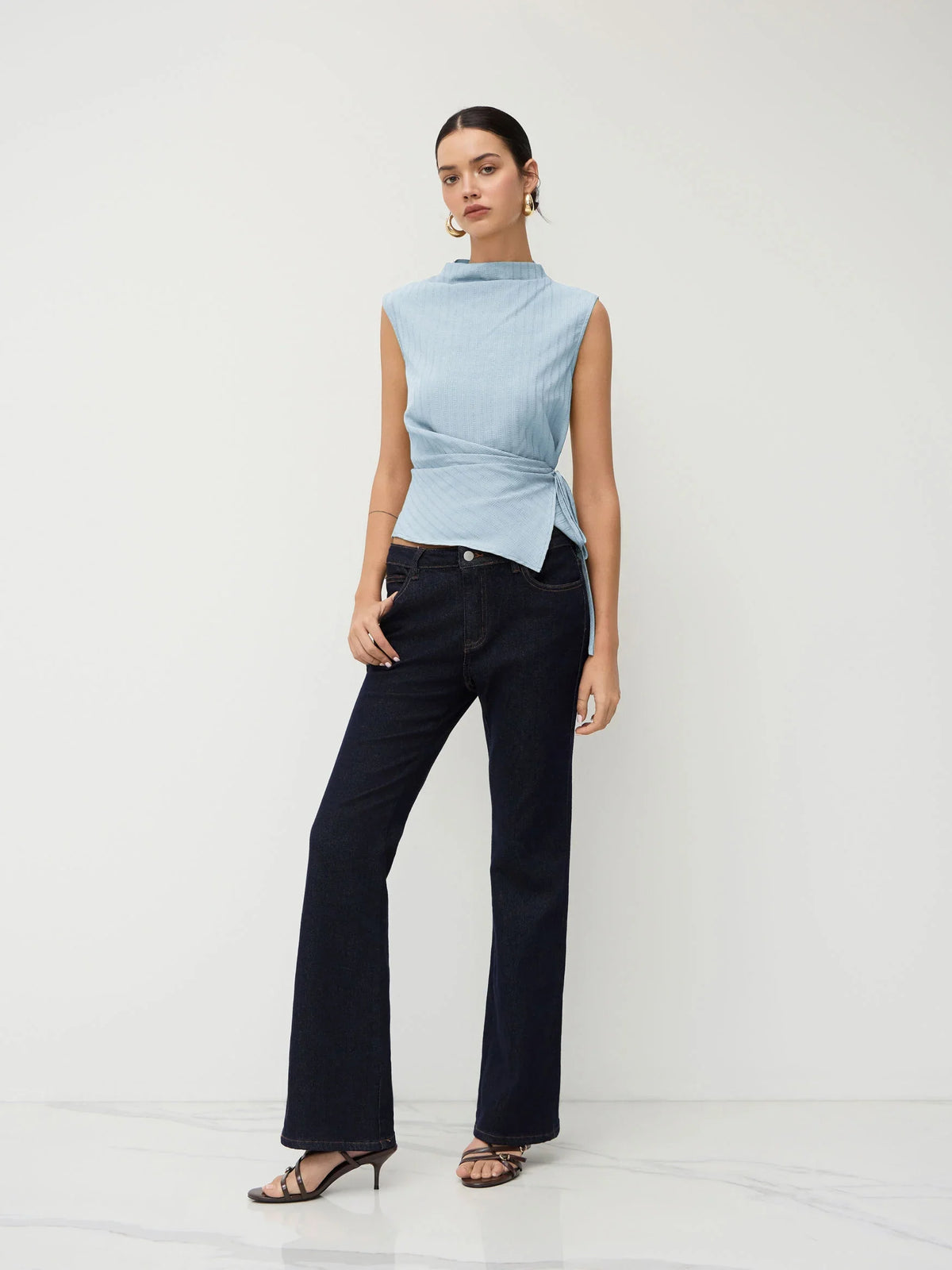 Top de tirantes con cuello alto, textura fruncida y nudo