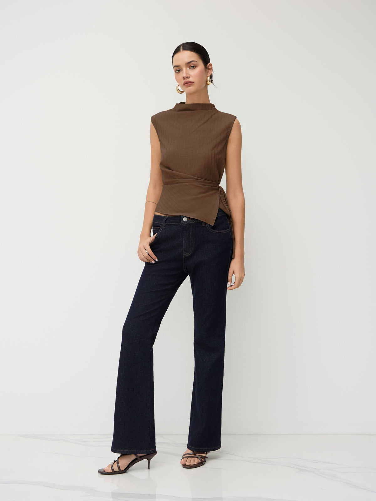 Top de tirantes con cuello alto, textura fruncida y nudo