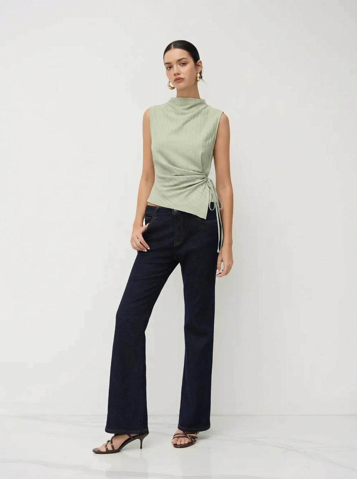 Top de tirantes con cuello alto, textura fruncida y nudo