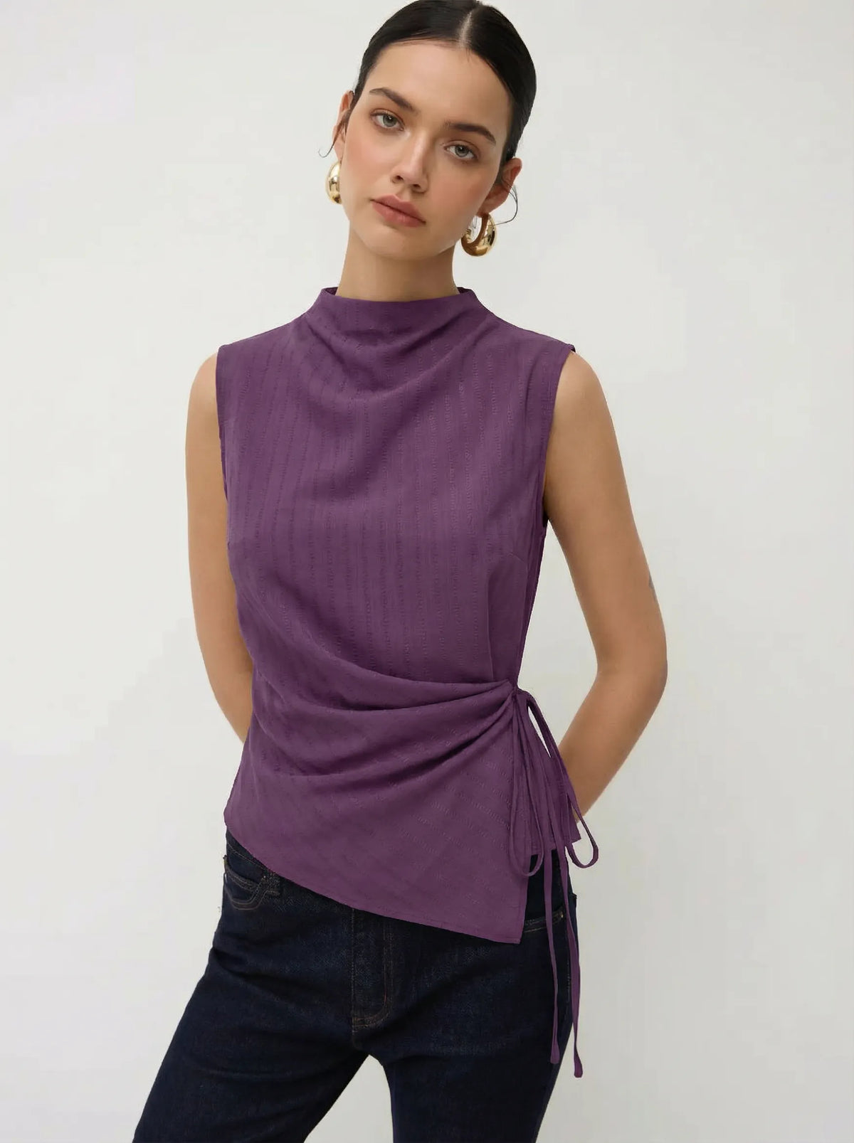 Top de tirantes con cuello alto, textura fruncida y nudo
