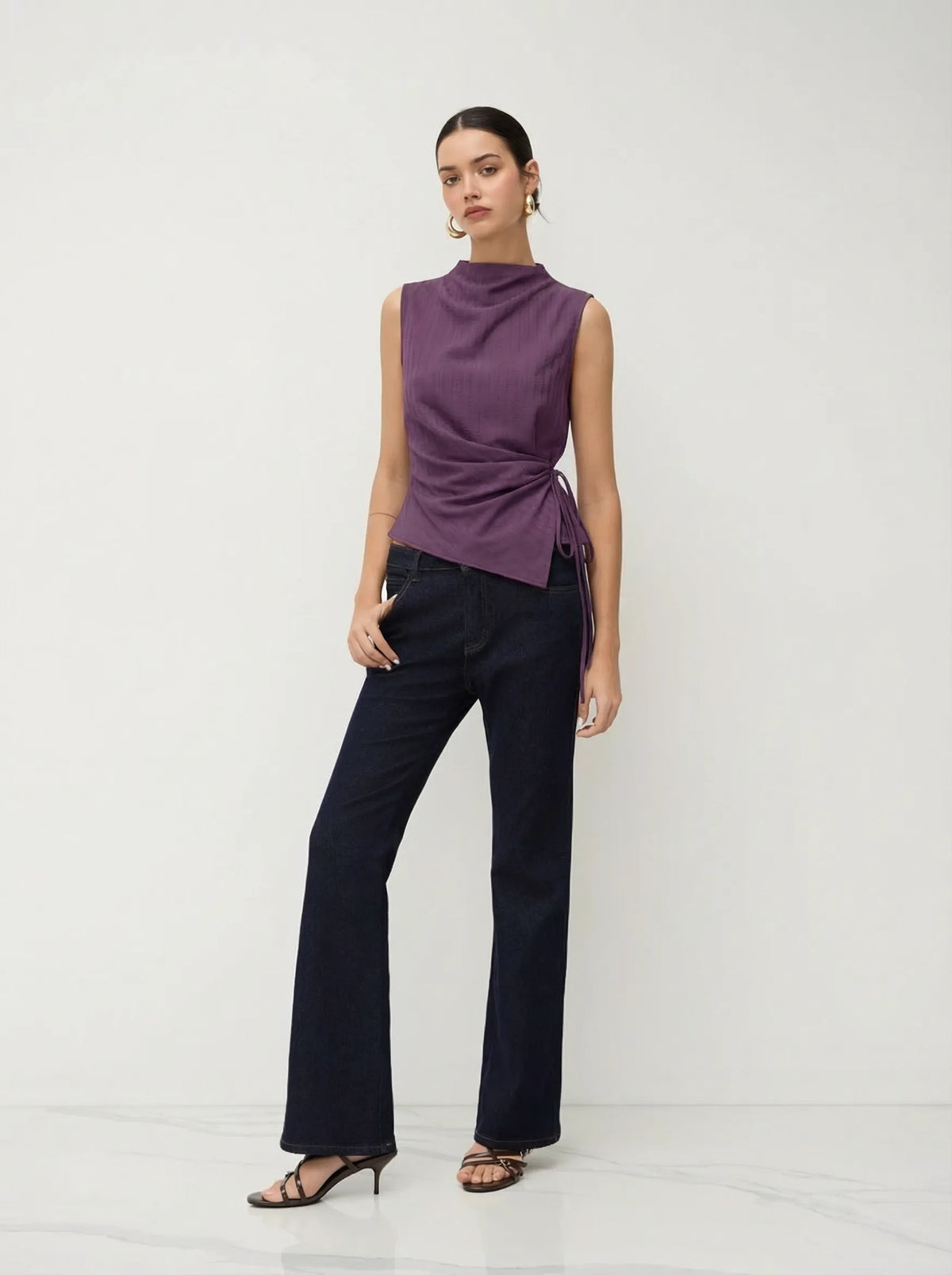 Top de tirantes con cuello alto, textura fruncida y nudo