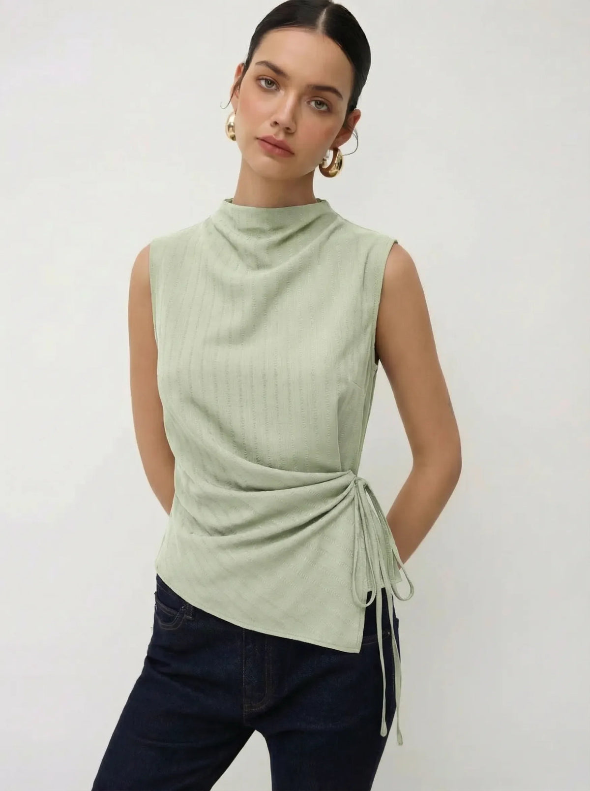Top de tirantes con cuello alto, textura fruncida y nudo