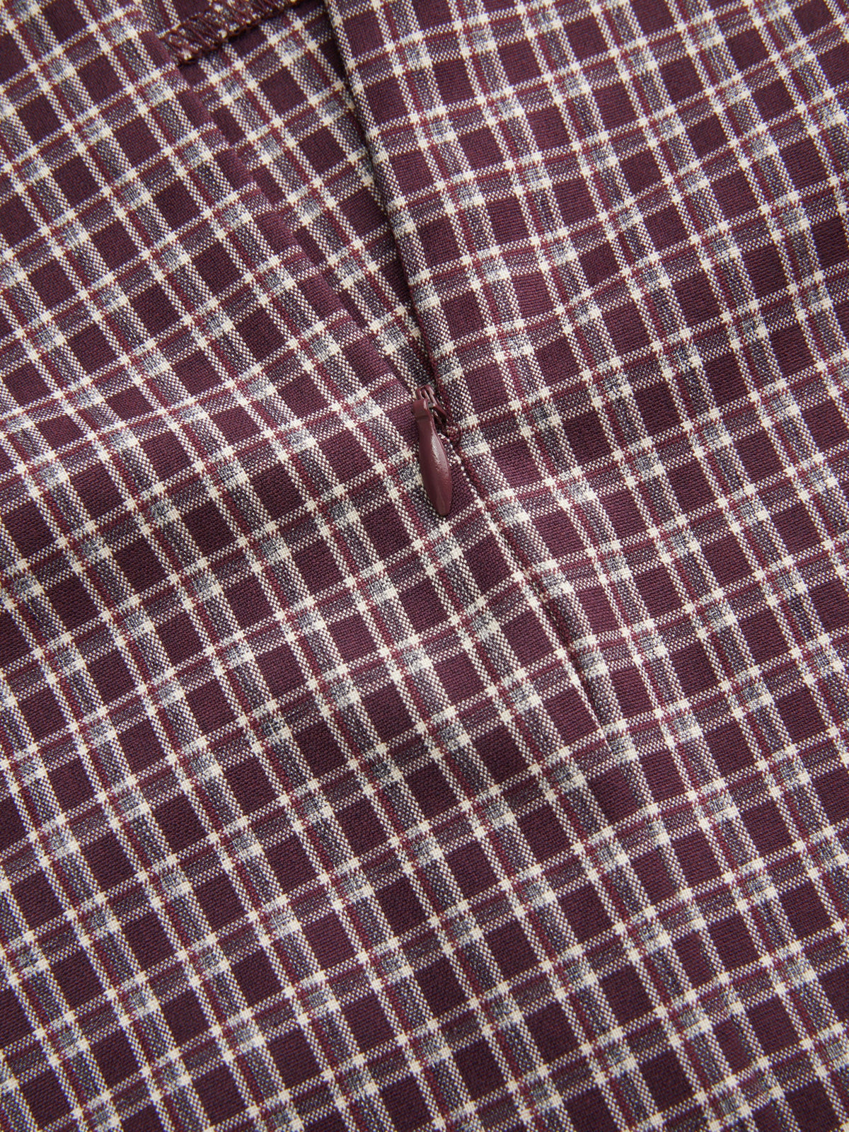 Top de tirantes con cuello alto, textura fruncida y nudo