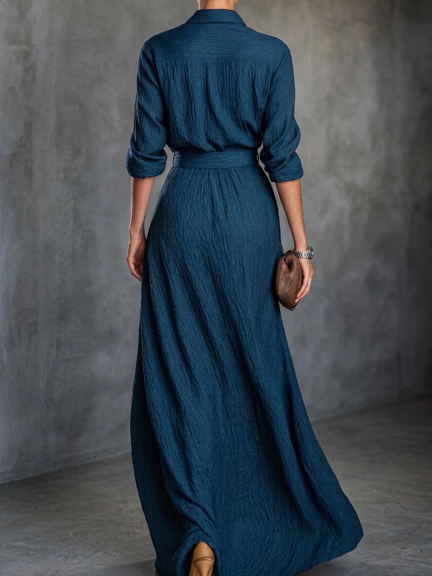 Elegante conjunto de camisa de manga larga con cuello alto en color liso y falda maxi plisada.
