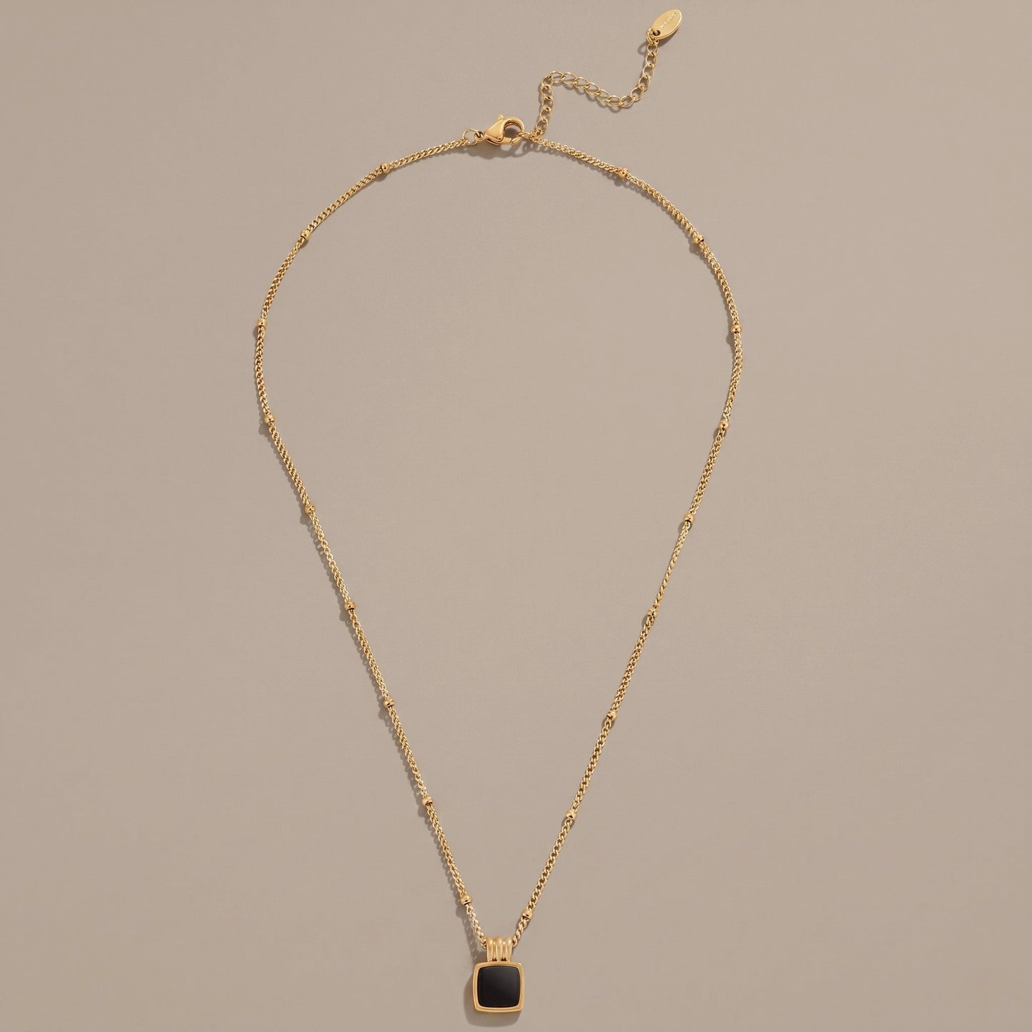 Collar con colgante negro de Lucia