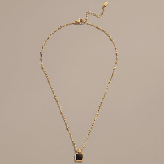 Collar con colgante negro de Lucia
