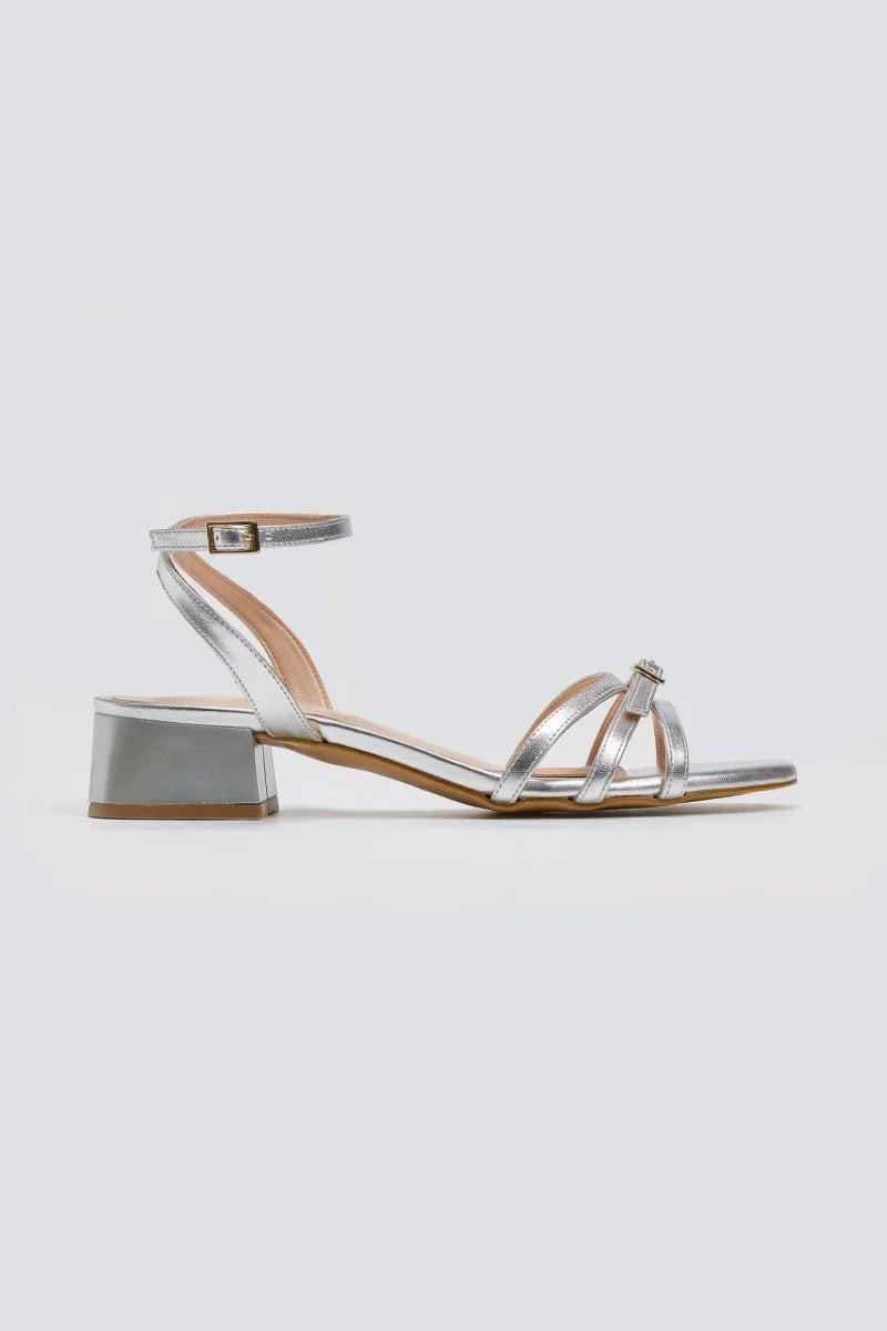 Sandalias de tiras con tacón bajo