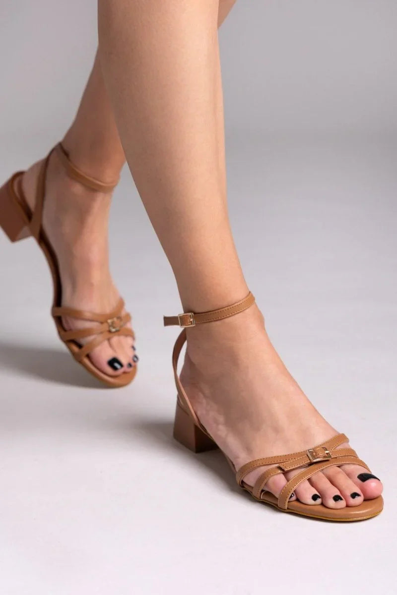 Sandalias de tiras con tacón bajo