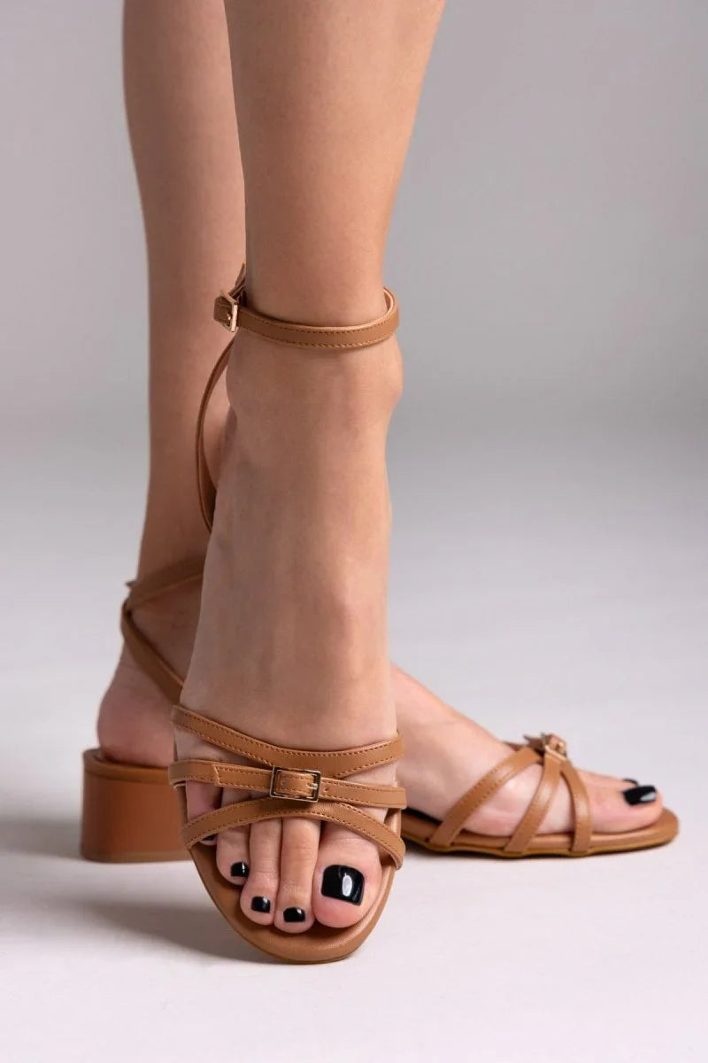 Sandalias de tiras con tacón bajo