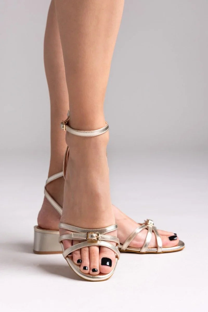 Sandalias de tiras con tacón bajo