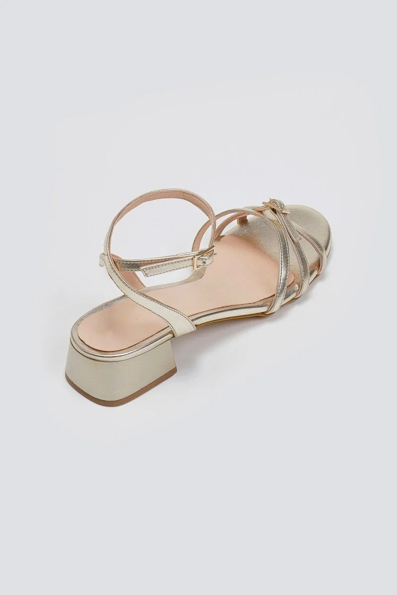 Sandalias de tiras con tacón bajo