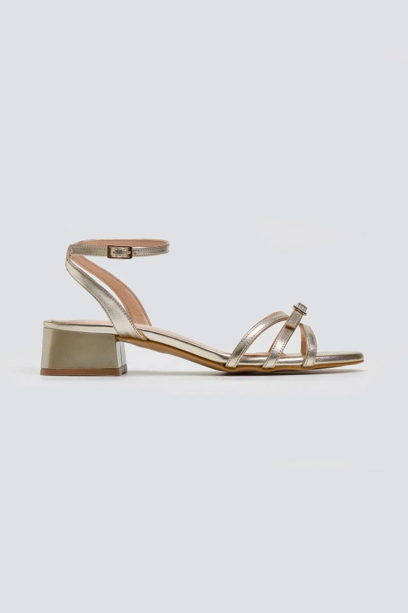 Sandalias de tiras con tacón bajo